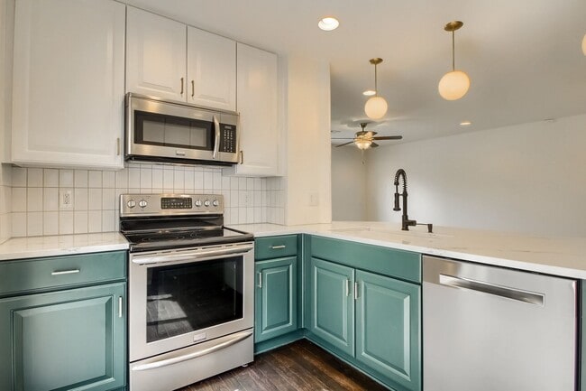 Building Photo - Beautiful 3 bedroom townhome in Central Park (Stapleton) Neighborhood