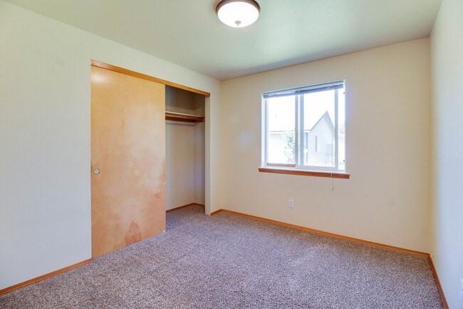 Building Photo - 2144 SW Reindeer Ave