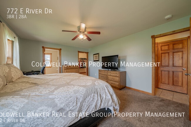 Building Photo - 772 E River Dr