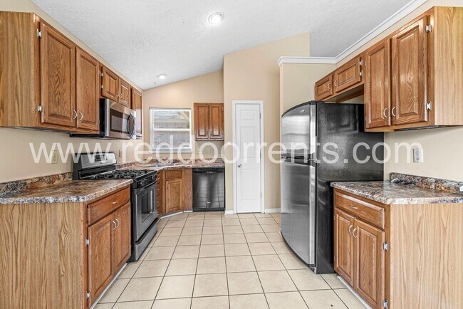 Building Photo - Beautiful 3-Bedroom, 2-Bath Home in Indian...