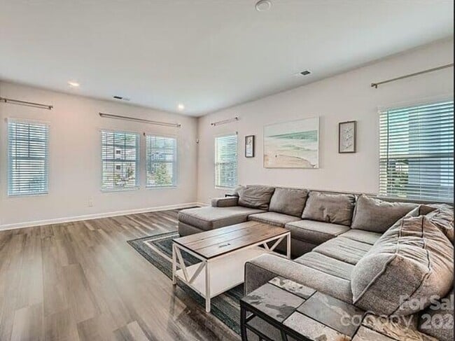 Building Photo - Beautiful 4BR 4BA Home w/ Garage Parking • Updated Appliances in Charlotte