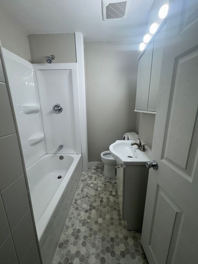 Building Photo - NEW LISTING: Remodeled 4 Bed 2 Bath