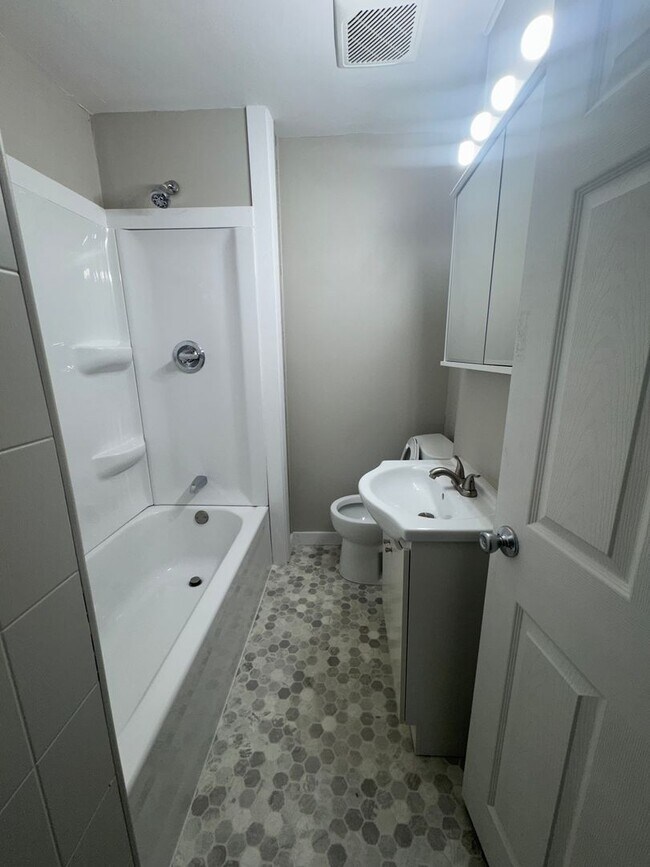 Building Photo - Remodeled 4 Bed 2 Bath For RENT