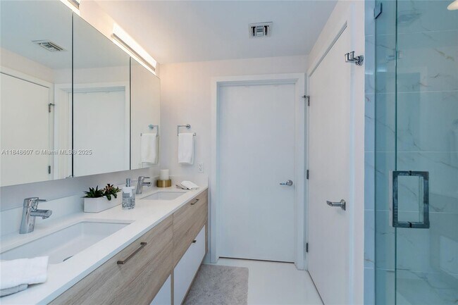 Building Photo - 16385 Biscayne Blvd