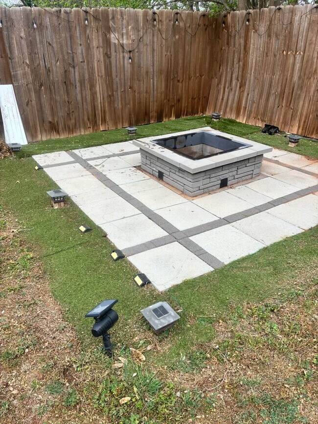 Building Photo - 811 Huddleston Dr