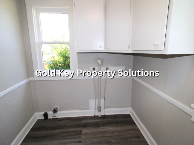 Building Photo - Spacious 3 BR 1 BA with Covered Porch and Garage (SECTION 8 APPROVED)