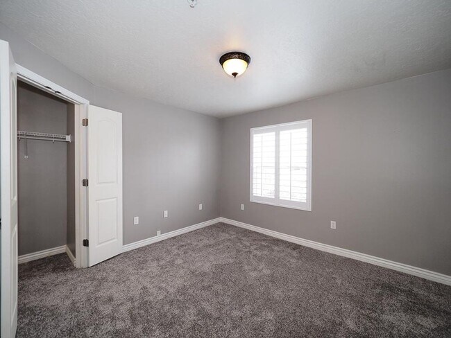 Building Photo - Beautiful Daybreak Condo