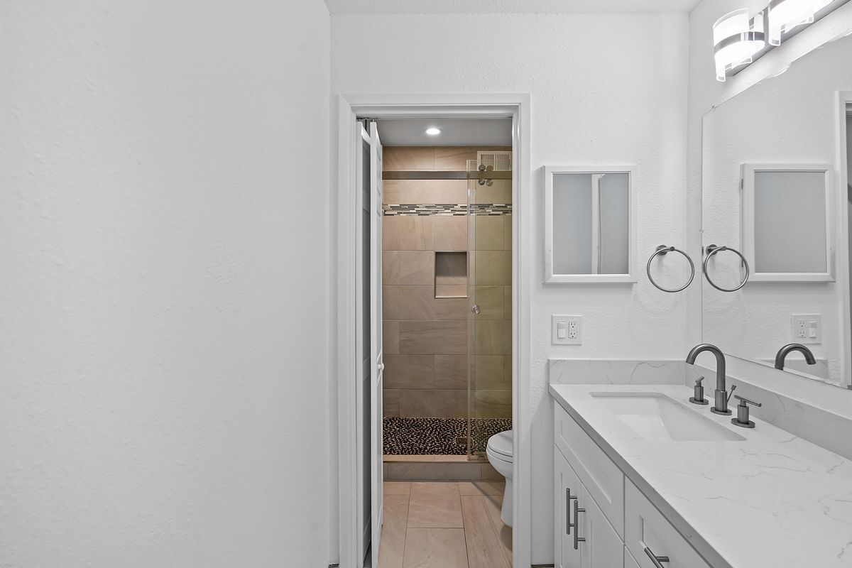 Building Photo - 3338 La Mesa Dr