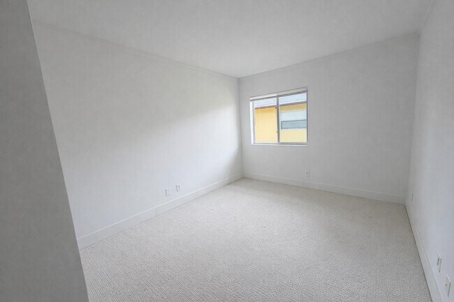 Building Photo - 2660 NE 8th Ave