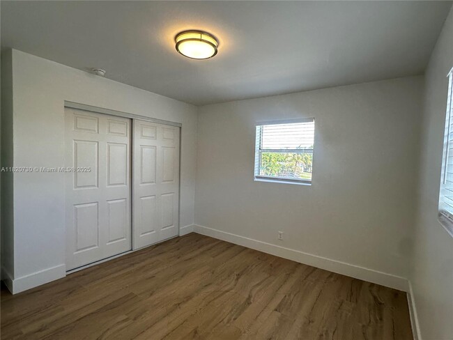 Building Photo - 5841 SW 36th Ct
