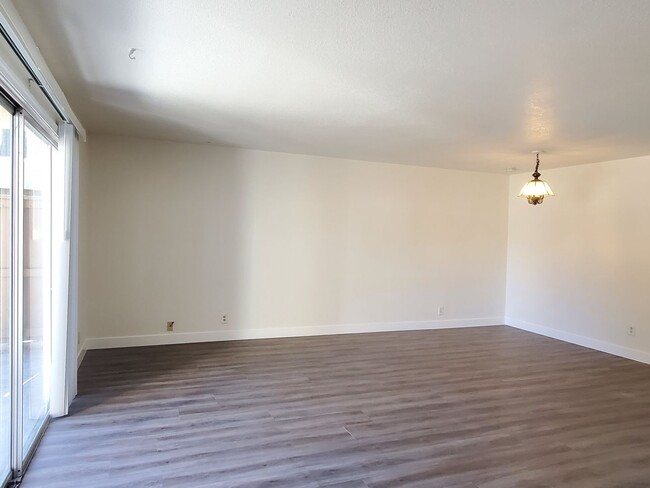 Building Photo - Spacious Condo, Underground Parking, Fresh...