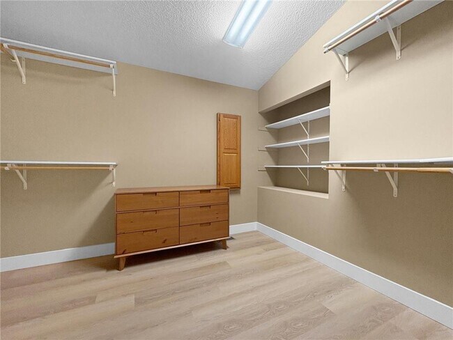 Building Photo - 717 Ashley Dr