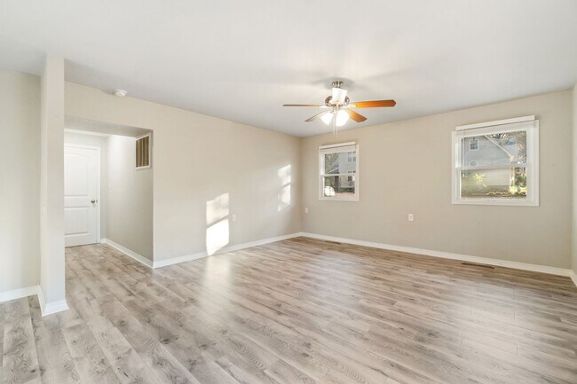 Building Photo - Gorgeous 5 bedroom, 2.5 bath House on a .88 Acre Lot in Fort Smith!