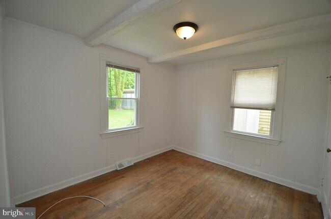 Building Photo - 6201 Shady Side Rd