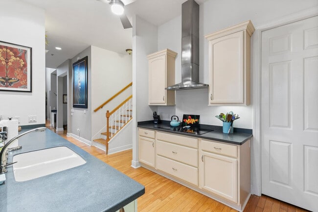 Building Photo - 1927 Sheffield Ave