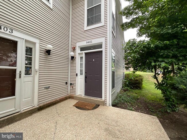 Building Photo - 9401 Royal Bonnet Terrace