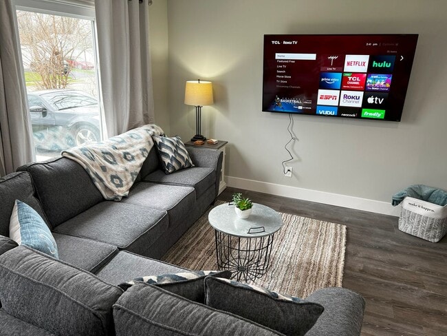 Building Photo - Fully Furnished rental with excellent cent...
