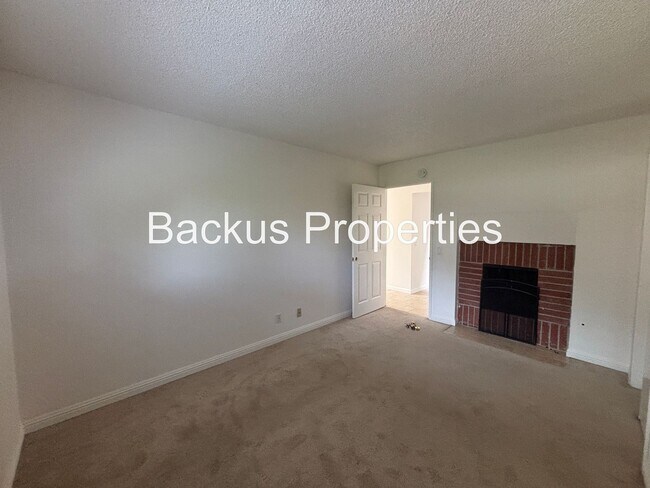 Building Photo - Beautiful three bedroom home in Carmel