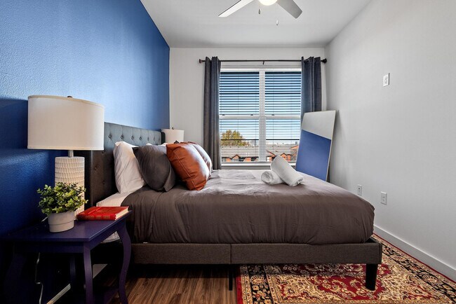 Building Photo - 2425 E Riverside Dr