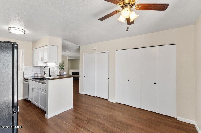Building Photo - 330 W Tonopah Dr