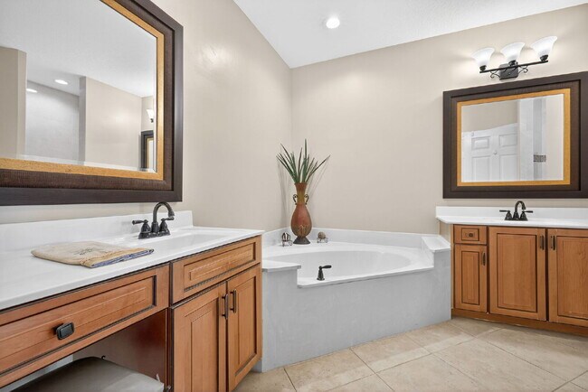 Building Photo - This 2 bedroom plus den, 2 bath condo with a one car garage offers expansive golf course and lake...