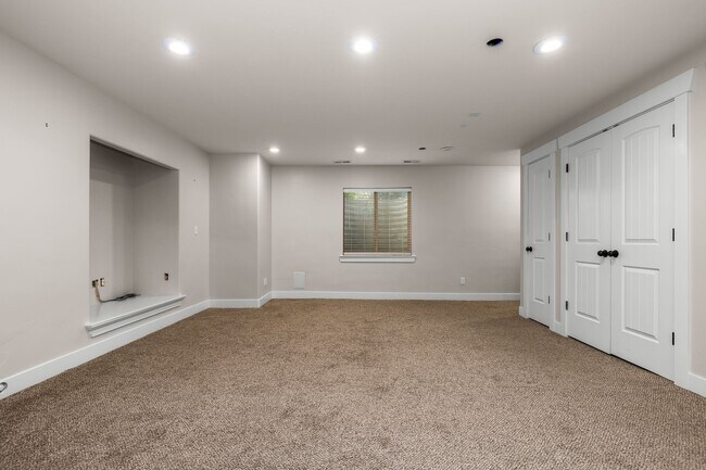 Building Photo - 2071 W Crescent Row