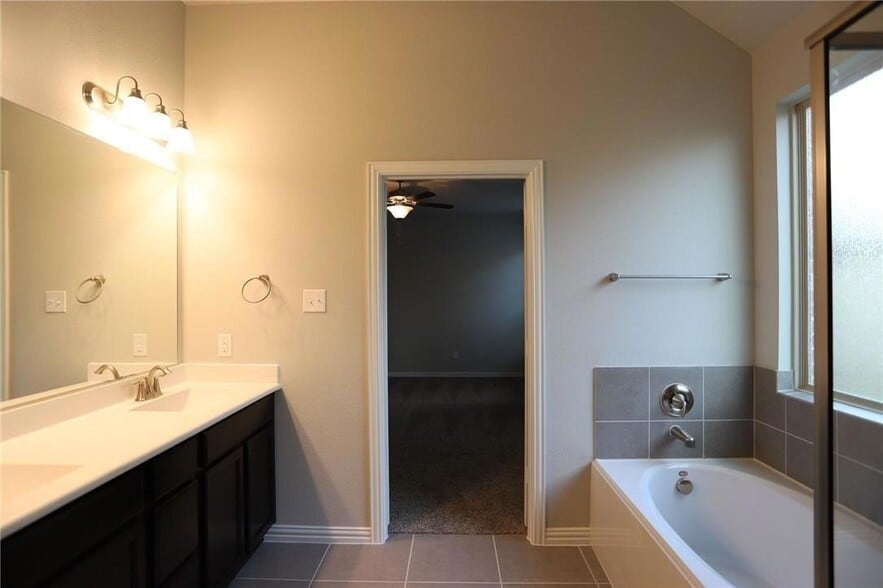 Building Photo - 15928 Holly Crk