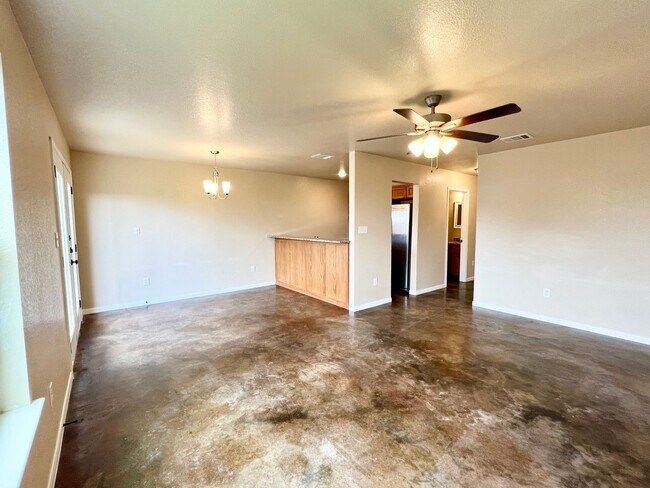Building Photo - ~3 bedroom, 2.5 bath with balcony and priv...