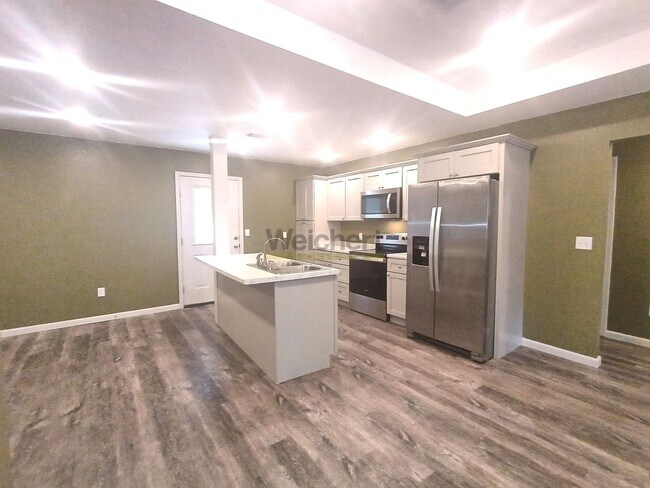 Building Photo - Modern 4Bed/2Bath house with fenced backyard and garage