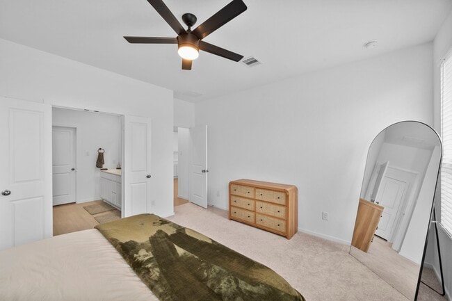 Building Photo - 807 Heaven Dr