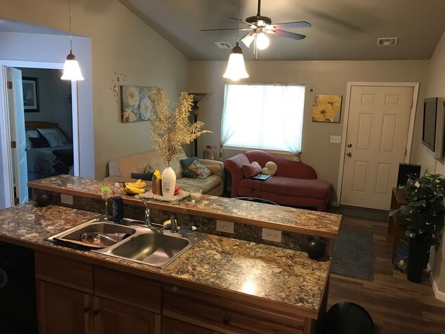 Building Photo - 3D Tour Available - Great Location + Washer & Dryer + Pet Friendly! Available August 1st!