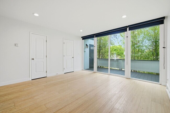 Building Photo - 4200 Shorecrest Ln