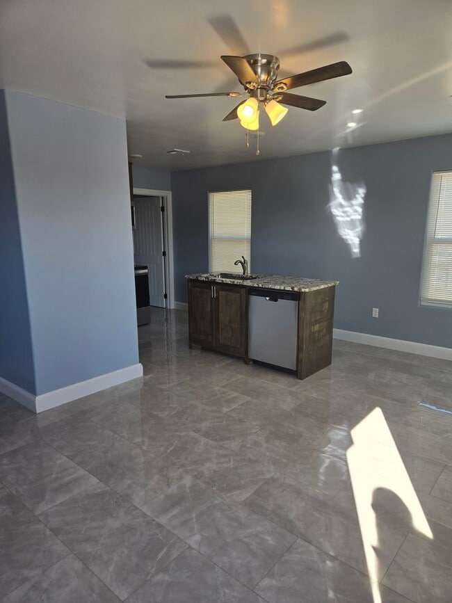 Building Photo - Charming 1 Bedroom Apartment (All bills paid)