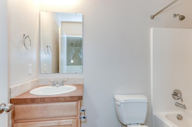 Building Photo - Very Clean 4 Bedroom 2.5 Bath Two Story Ho...