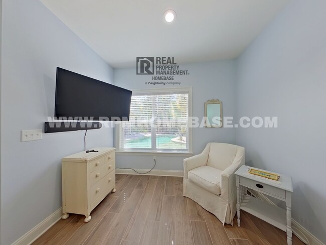 Building Photo - Spacious Apartment with All Utilities Incl...