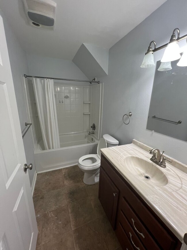 Building Photo - Spacious 3 Bedroom 2 Bath Condo Located To...