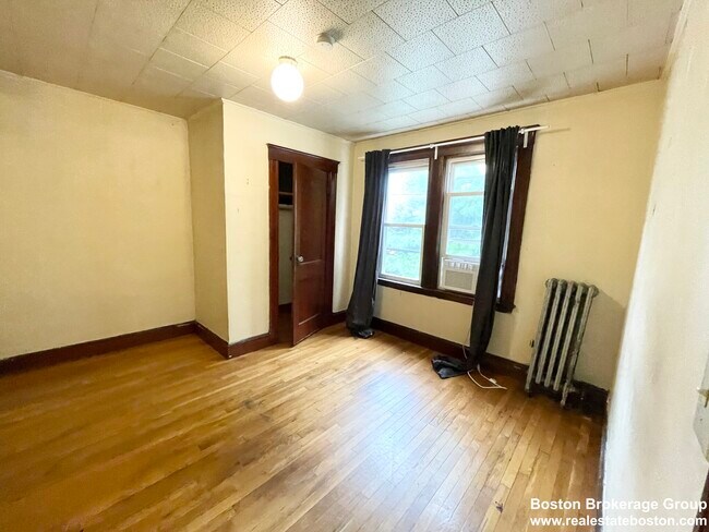 Building Photo - 2 Mission St