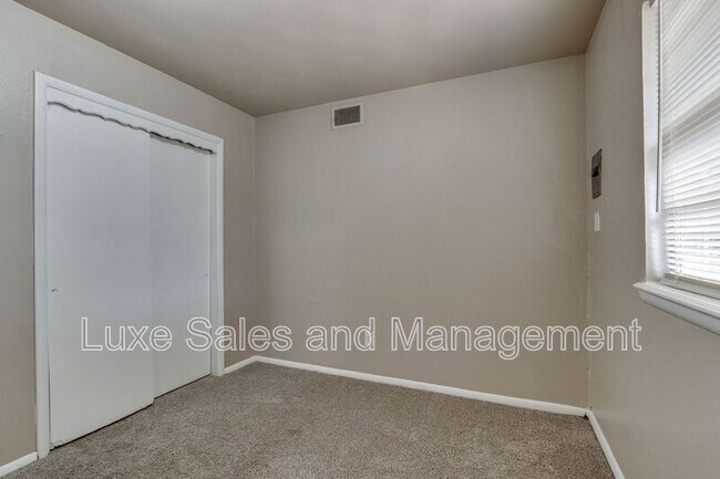 Building Photo - 3005 SW 52nd Pl