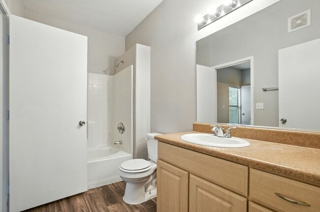 Building Photo - Northwest Condo with Modern Finishes & Gre...
