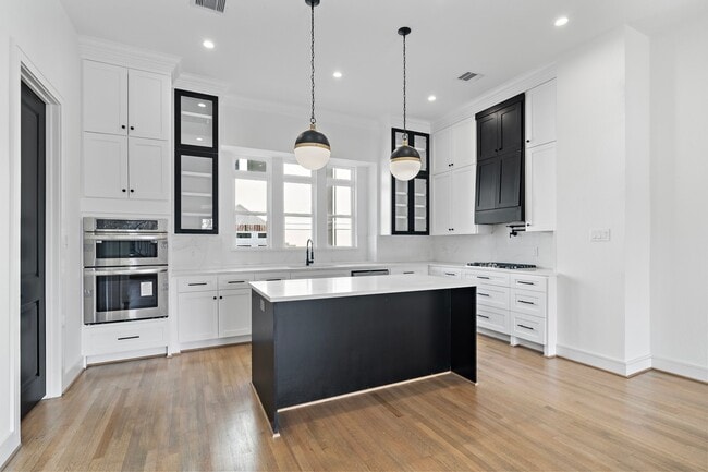 Building Photo - 1005 E 28th St