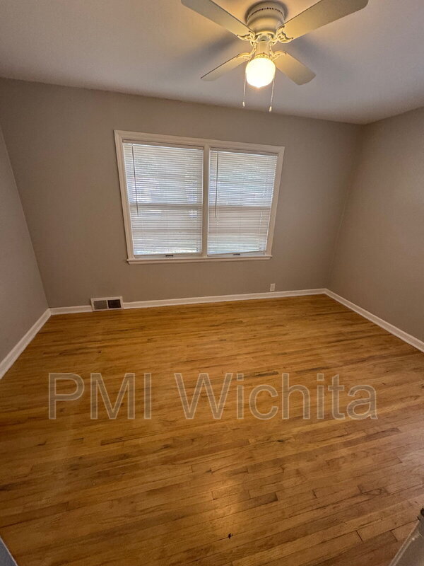 Building Photo - 1453 N Old Manor Rd