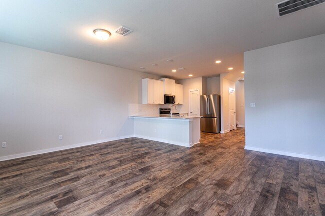 Building Photo - Beautiful 3 Bedroom, 3 Bathroom Home in Ro...