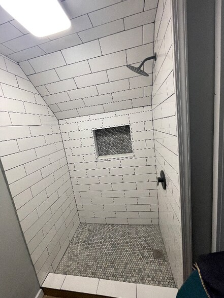 Building Photo - 595 William St