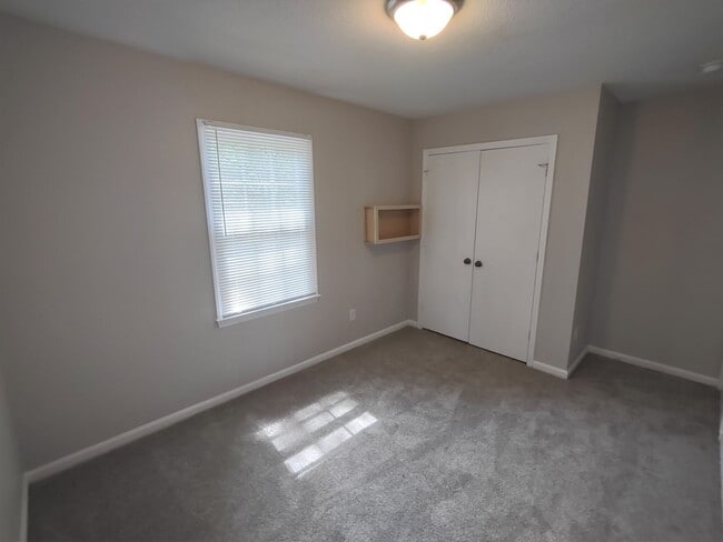Building Photo - Pristine Duplex Home Located in the Lincol...