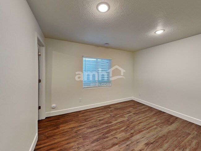 Building Photo - 11019 S Blue Byu Dr