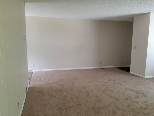 Building Photo - r332