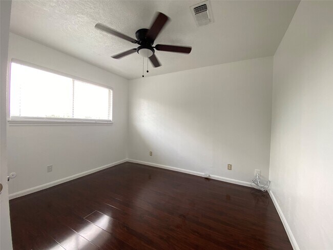 Building Photo - 10682 Hazelhurst Dr