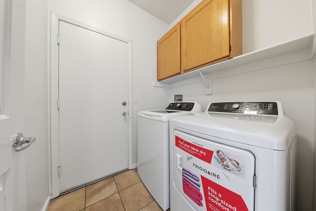 Building Photo - Beautiful Single-Story Home on an Oversized Corner Lot in Silverado Ranch — No HOA!