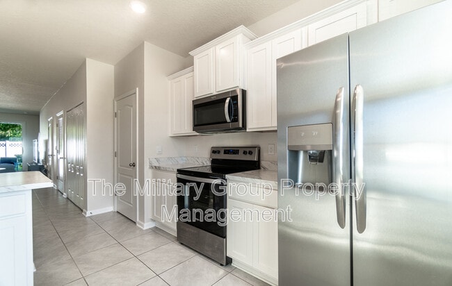 Building Photo - 425 Running Wds St