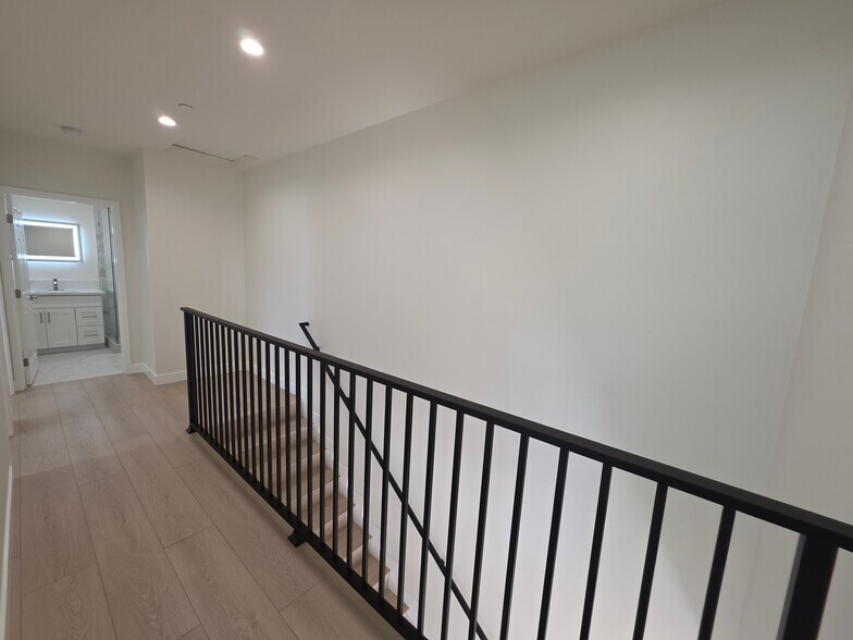 Building Photo - 15533 Tupper St